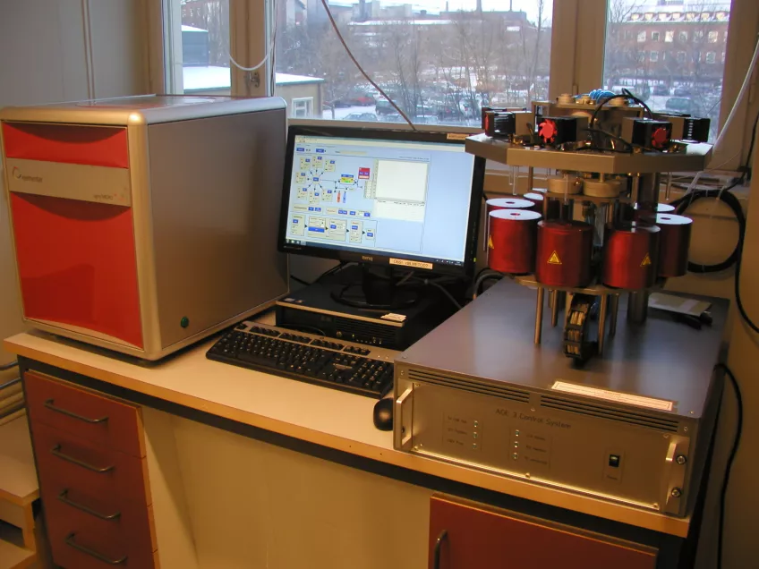 The automated graphitization equipment (AGE-3) coupled to an elemental analyser.